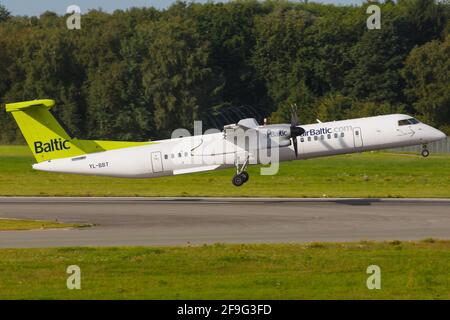 Hamburg, Deutschland - 03. September 2015: AirBaltic Bombardier Dash-8-Q400 am Hamburger Flughafen (HAM) in Deutschland. Bombardier ist ein Flugzeughersteller BA Stockfoto