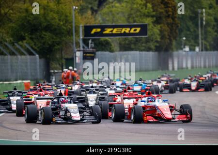 Start 22 MALONEY Zane, R-ace GP, 01 ARON Paul, Prema Powerteam, Aktion während des 1. Rennens der Formel-Regional-Europameisterschaft 2021 von Alpine vom 16. Bis 18. April 2021 auf dem Autodromo Internazionale Enzo e Dino Ferrari, in Imola, Italien - Foto Antonin Vincent / DPPI Stockfoto