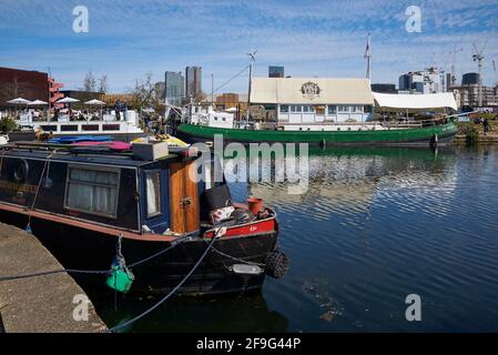 Die Boote legten auf dem River Lea Navigation in Hackney Wick, East London, fest Stockfoto