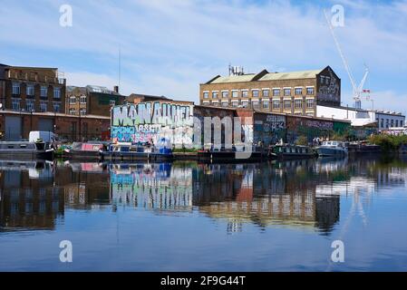 Narrowboote und Gebäude entlang des Flusses Lea Navigation in Hackney Wick, East London, Großbritannien Stockfoto