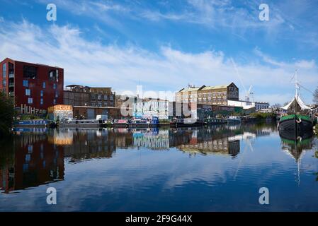 River Lea Navigation an der Kreuzung mit dem Hertford Union Canal, in Hackney Wick, East London, Großbritannien Stockfoto