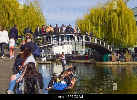 London, Großbritannien. April 2021. Die Massen genießen das Wetter am Regent's Canal in Camden. An einem arbeitsreichen Wochenende strömten Menschen nach draußen, da die Sperrregeln in England gelockert wurden. Kredit: Vuk Valcic/Alamy Live Nachrichten Stockfoto