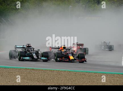 Imola, Italien. April 2021. Motorsport: Formel-1-Weltmeisterschaft, Großer Preis Der Emilia-Romagna, Rennen. Lewis Hamilton aus Großbritannien vom Team Mercedes (l) und Max Verstappen aus den Niederlanden vom Team Red Bull Racing nach dem Start - gefolgt von Charles Leclerc aus Monaco von Scuderia Ferrari. Kredit: Hasan Bratic/dpa/Alamy Live Nachrichten Stockfoto