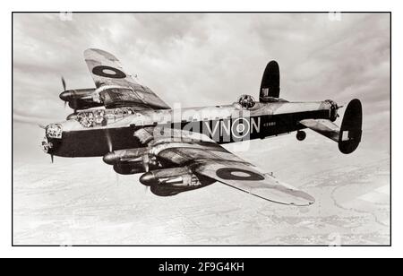 AVRO 683 Lancaster Bomber WW2 (No R5689) auf einer Bombenmission Zweiten Weltkrieg Bomber Command RAF Großbritannien Britischer Bomber 'Lancaster» (Avro 683 Lancaster) No. R5689 (VN-N) von 50 Squadron Royal Air Force fliegen über England. Die Lancaster wurde 1942 zum ersten Mal aktiv beim RAF Bomber Command eingesetzt, und als die strategische Bombenoffensive über Europa an Fahrt gewann, wurde sie zum wichtigsten schweren Bomber, der von der RAF, der RCAF und Staffeln aus anderen Commonwealth- und europäischen Ländern, die innerhalb der RAF dienten, eingesetzt wurde. Die 'Lanc' wurde zum berühmtesten und erfolgreichsten der Nachtbomber des 2. Weltkrieges. Stockfoto