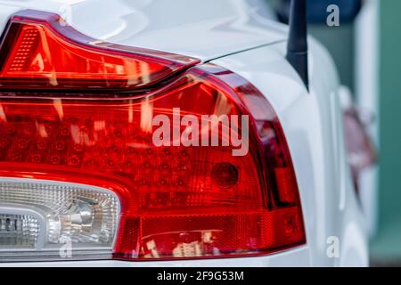 Schöne Teile des neuen Autos. Auto Scheinwerfer, Scheinwerfer, Leuchten,  moderne und sportliche Optik Stockfotografie - Alamy