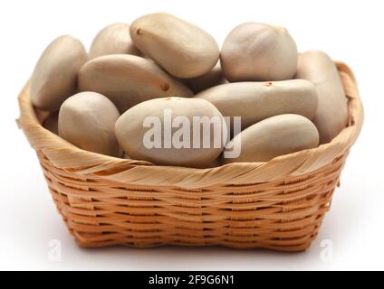 Essbare Samen von Jackfrucht in einem Korb über Weiß Stockfoto