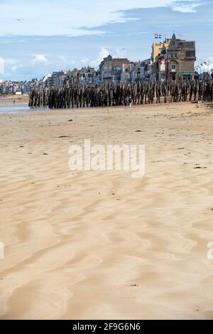 St. Malo, Frankreich - 14. September 2018: Hauptstrand der berühmten Ferienortstadt Saint Malo in der Bretagne, Frankreich Stockfoto