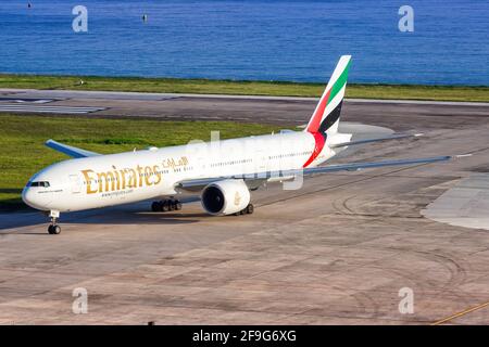 Mahe, Seychellen - 24. November 2017: Emirates Boeing 777 Flugzeug auf dem Seychellen International Airport (SEZ) auf den Seychellen. Boeing ist ein Amerikaner Stockfoto