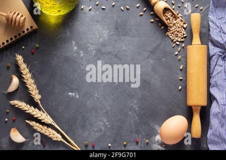 Backzutaten für selbstgebackenes Brot auf dem Tisch. Speiserezept Draufsicht auf Stein Hintergrundtextur mit Kopierraum Stockfoto