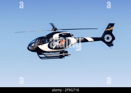 Mahe, Seychellen - 24. November 2017: Zil Air-Hubschrauber auf dem Seychellen International Airport (SEZ) auf den Seychellen. Stockfoto