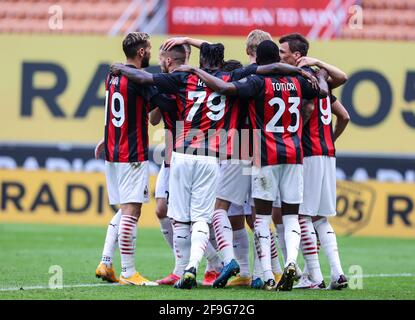 Mailand, Italien. April 2021. AC Mailand Spieler feiern während der italienischen Serie A Fußballspiel zwischen AC Mailand und Genua FC im Giuseppe Meazza Stadium 2020/21.Endstand; AC Mailand 2:1 Genua FC. (Foto: Fabrizio Carabelli/SOPA Images/Sipa USA) Quelle: SIPA USA/Alamy Live News Stockfoto