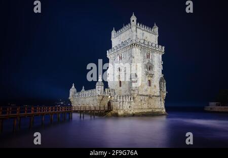 Foto des Belem Turms in Lissabon Portugal am Blaue Stundenzeit Stockfoto