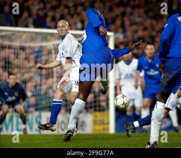 CHELSEA V EVERTON 4/12/2002 WORTHINGTON CUP HASSELBAINK ERZIELT DEN 4. PLATZ TORBILD DAVID ASHDOWNFOOTBALL Stockfoto