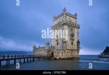 Foto des Belem Turms in Lissabon Portugal am Blaue Stundenzeit Stockfoto