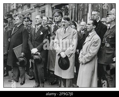 Adolf Hitler Archiv 1930er Jahre einschließlich Franz von Papen, Adolf Hitler und Joseph Goebbels. Nationalsozialismus / Nationalsozialismus Veranstaltung zum Tag der Arbeit im Lustgarten, Berlin.1933 Featured : Joseph Goebbels, Adolf Hitler, Werner von Blomberg, Franz von Papen, Otto Meissner, 1933 Stockfoto