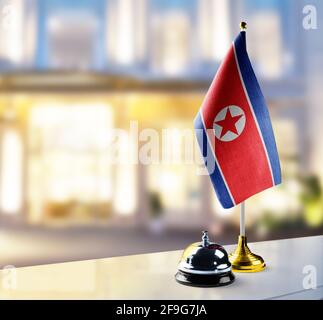 Nordkoreaflagge auf dem Rezeptionstresen in der Lobby Des Hotels Stockfoto