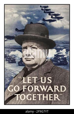 WINSTON CHURCHILL – Plakat des 2. Weltkrieges im Vintage-Stil von Premierminister Winston Churchill Mit den motivierenden Worten „Lasst uns gemeinsam vorangehen“ Welt Krieg II Großbritannien Propaganda Spitfire Flugzeuge und Panzer hinter Welt Zweiter Weltkrieg Stockfoto