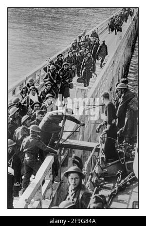 EVAKUIERUNG von DUNKIRK im 2. Weltkrieg AM 4 1940. Juni begrüßte Premierminister Winston Churchill die Evakuierung von Dunkirk als ein "Wunder der Befreiung". Die Operation Dynamo rettete mehr als 300,000 mutige alliierte Truppen vor dem Tod oder der Inhaftierung durch die Besatzungsmacht der Nazis in Frankreich, Holland und Belgien Stockfoto