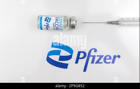 Kharkov, Ukraine - 18. April 2021: Pfizer-Impffläschchen, Coronavirus COVID-19-Impfkonzept Hintergrundbild Stockfoto