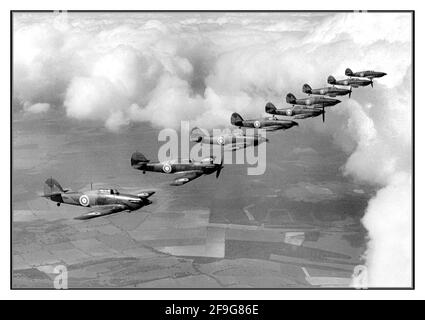 WW2 SCHLACHT VON GROSSBRITANNIEN Hawker-Jagdgeschwader auf Patrouille über Großbritannien, Die Hawker-Flotte ist ein britisches Einsitzer-Kampfflugzeug der Jahre 1930s–40s, das überwiegend von Hawker Aircraft Ltd. Für den Einsatz bei der Royal Air Force (RAF) entworfen und gebaut wurde. Der von der Nazi-Luftwaffe im Rahmen des Engagements erlittenen und in allen großen Theatern des Zweiten Weltkriegs kämpfte, verursachte den Großteil der Verluste in der Schlacht von Großbritannien. Stockfoto