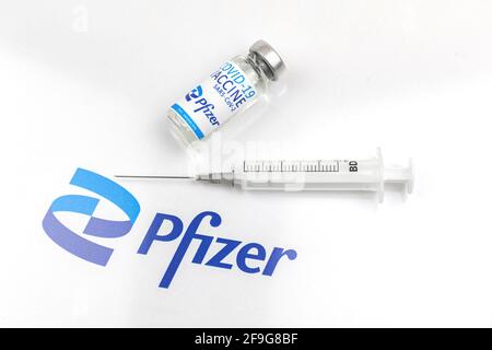 Kharkov, Ukraine - 18. April 2021: Coronavirus-Prävention und -Impfung durch Verwendung von Pfizer-Impffläschchen und -Spritze, Injektionskonzept, weißer Backgrou Stockfoto