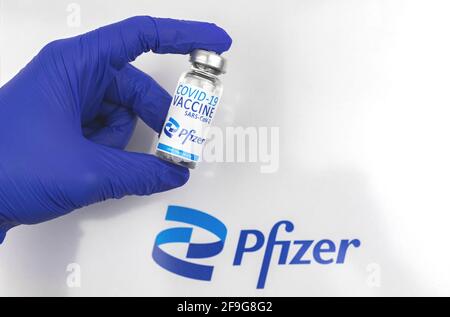 Kharkov, Ukraine - 18. April 2021: Arzt hält Pfizer-Impffläschchen, COVID-19-Impfung durch BioNTech-Impfstoff, weißes Hintergrundfoto Stockfoto