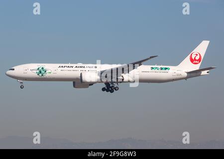 Los Angeles, USA - 22. Februar 2016: Japan Airlines Boeing 777-300 am Flughafen Los Angeles (LAX) in den USA. Boeing ist ein Flugzeughersteller mit Sitz Stockfoto