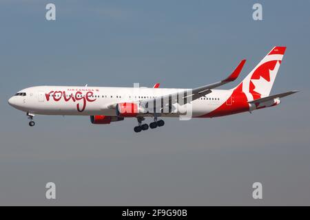 Los Angeles, USA - 22. Februar 2016: Air Canada Rouge Boeing 767-300 am Flughafen Los Angeles (LAX) in den USA. Boeing ist eine Basis für Flugzeughersteller Stockfoto