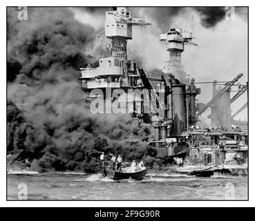 ANGRIFF AUF PEARL HARBOR, 2. Weltkrieg 7. Dezember 1941 ein kleines Boot rettet einen Seemann aus der USS West Virginia, der im Vordergrund in Pearl Harbor, Hawaii, brennt, nachdem japanische Flugzeuge die Militäranlage angegriffen haben. . Zweiter Weltkrieg Pazifischer Krieg Japanische Aggression Stockfoto