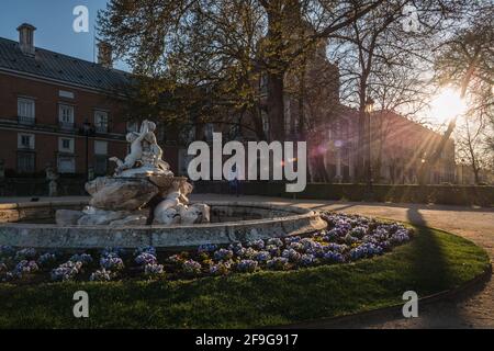 Königspalast von Aranjuez aus dem Garten von Parterre bei Sonnenuntergang, Madrid, Spanien Stockfoto