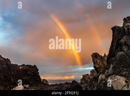 Regenbogen über Oneloa Bay, Maui, Hawaii Stockfoto