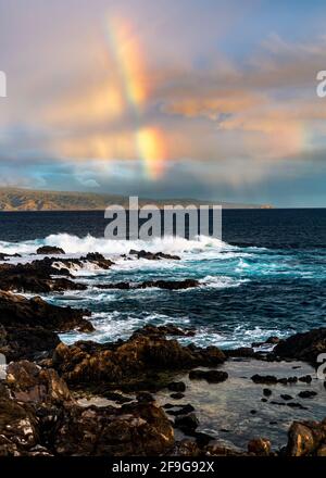 Regenbogen über Oneloa Bay, Maui, Hawaii Stockfoto