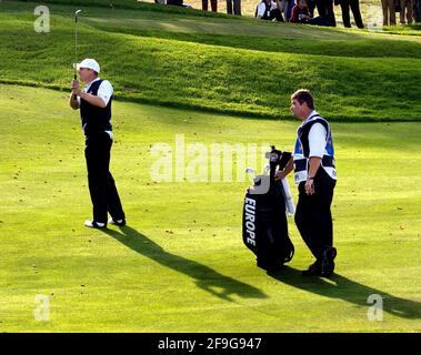 RYDER CUP 2002 BEIM GLOCKENTURM-FINALTAG FAITH CHIPS BIS ZUM 16. BEI SEINEM SPIEL MIT AZINGHER 29/9/2002 BILD DAVID ASHDOWN.RYDER CUP GLOCKENTURM 2002 Stockfoto