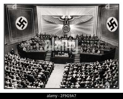 Adolf Hitler Rede 1940 Reichstag-Sitzung des Zweiten Weltkriegs in der Berliner Kroll Oper am 19. Juli 1940 nach dem Sieg über Frankreich: "Hitler spricht als siegreicher General" Frankreich Französische Besetzung durch deutsche Nazi-Streitkräfte Stockfoto