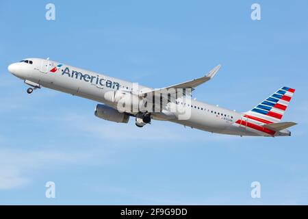 Los Angeles, USA - 22. Februar 2016: American Airlines Airbus A321 am Flughafen Los Angeles (LAX) in den USA. Airbus ist ein Flugzeughersteller von T Stockfoto