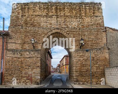 Bogen von Santa Maria zur Altstadt von Mansilla de las Mulas, Spanien, Oktober 2009 Stockfoto