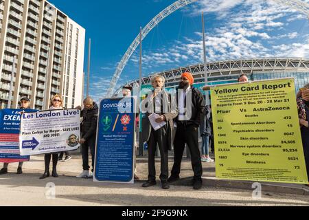 Wembley Park, London, Großbritannien. April 2021. Piers Corbyn, Kandidat des Londoner Bürgermeisters, protestiert vor dem Wembley-Stadion. Die „Let London Live“-Kantate für die Wahlen zur Londoner Versammlung und der Bruder des ehemaligen Labour-Führers Jeremy Corbyn ist ein „Anti-Vaxxer“, der sich gegen den Impfpass und den ‘Wahnsinn“ der Sperre ausspricht. Amanda Rose/Alamy Live News Stockfoto