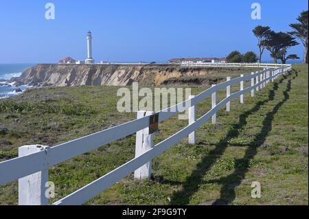 Der Point Arena Lighthouse an der wilden Medocino Küste, California CA Stockfoto