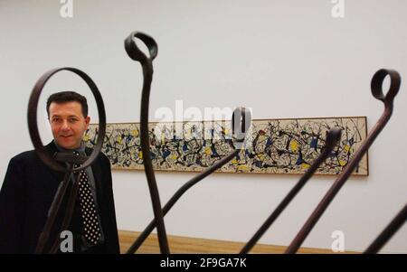 DER NEUE DIREKTOR DER TATE MODERN, VICENTE TODOLI, ABGEBILDET IN DER GALERIE MIT JACKSON POLLACKS' SUMMERTIME 9A' UND 'AGRICOLA IX VON DAVID SMITH. 29/5/02 PILSTON Stockfoto