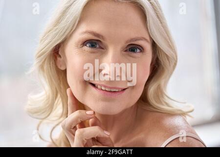Nahaufnahme detailliertes Porträt einer schönen 50 Jahre alten Frau mit perfekter Haut. Stockfoto