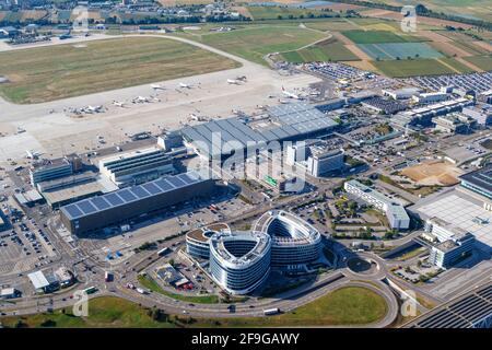 Stuttgart, 2. September 2016: Luftaufnahme des Skyloop-Gebäudes am Stuttgarter Flughafen (STR) in Deutschland. Stockfoto