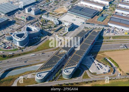 Stuttgart, 2. September 2016: Luftaufnahme der Stuttgarter Messe und des Bosch-Parkhauses am Flughafen Stuttgart (STR) in Deutschland. Stockfoto