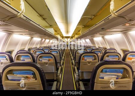 Stuttgart, 28. Februar 2018: Kabine eines TUIfly Boeing 737-Flugzeugs am Stuttgarter Flughafen (STR) in Deutschland. Boeing ist ein Flugzeughersteller Stockfoto