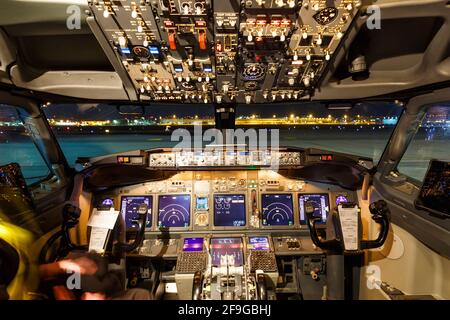 Stuttgart, 28. Februar 2018: Cockpit einer TUIfly Boeing 737 am Stuttgarter Flughafen (STR) in Deutschland. Boeing ist eine Flugzeugmanufaktur Stockfoto