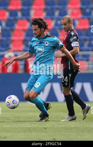 Luca Vignali (L) von Spezia und Rodrigo Palacio von Bologna während des Fußballspieles der italienischen Serie A des FC Bologna im Renato Dall'Ara-Stadion in Bologna, Italien, 18. April 2021. Ph. Michele Nucci/LM Stockfoto