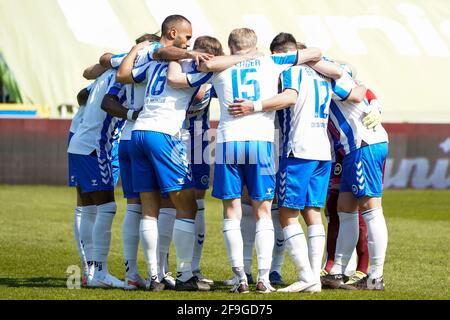 Odense, Dänemark. April 2021. Die Spieler von ob bilden einen Kreis vor dem 3F Superliga-Spiel zwischen Odense Boldklub und Sonderjyske im Nature Energy Park in Odense. (Foto: Gonzales Photo/Alamy Live News Stockfoto