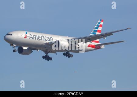 Los Angeles, USA - 22. Februar 2016: American Airlines Boeing 777-200 am Flughafen Los Angeles (LAX) in den USA. Boeing ist ein Flugzeughersteller BAS Stockfoto