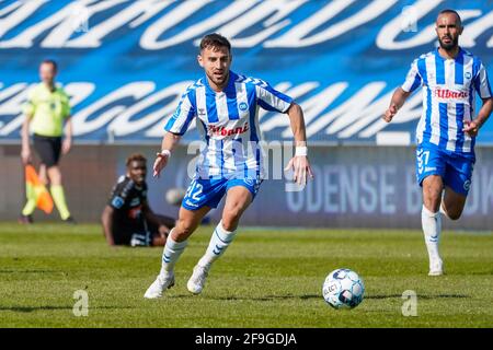 Odense, Dänemark. April 2021. Bashkim Kadrii (12) von ob beim 3F Superliga-Spiel zwischen Odense Boldklub und Sonderjyske im Nature Energy Park in Odense. (Foto: Gonzales Photo/Alamy Live News Stockfoto