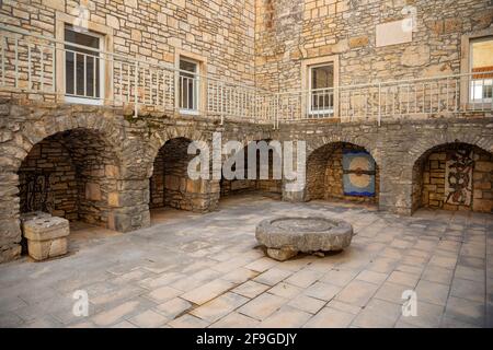 Mittelalterlicher Innenhof in der Altstadt von Vela Luka, Insel Korcula, Kroatien Stockfoto