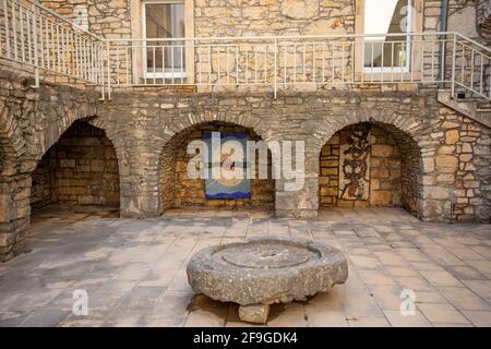 Mittelalterlicher Innenhof in der Altstadt von Vela Luka, Insel Korcula, Kroatien Stockfoto